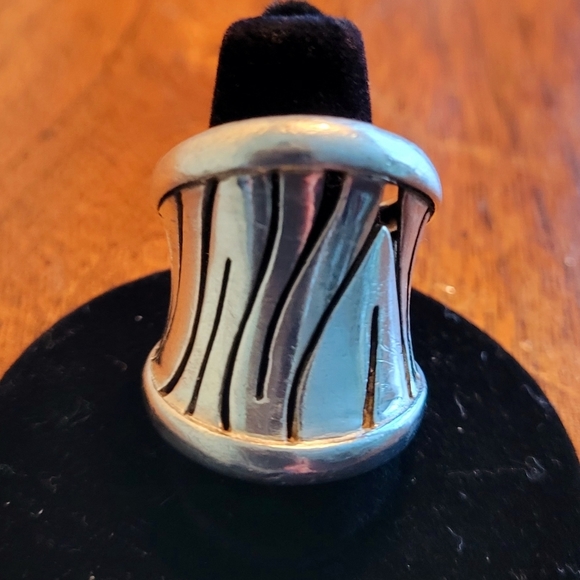 Jewelry - Sterling Silver ring. Sz 7 1/2.